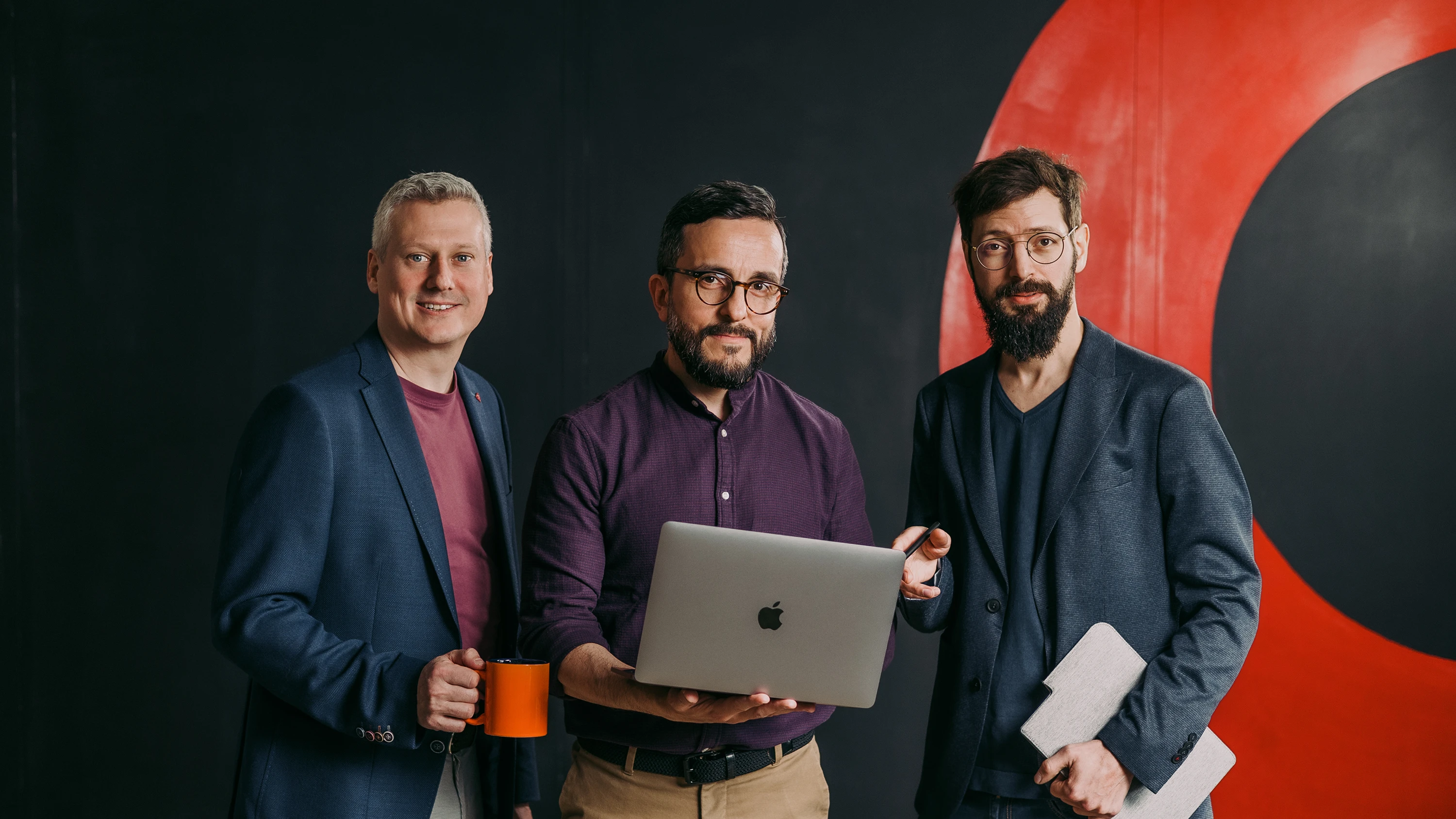 Javier Cabrera, der als Regisseur für die Abteilung Produktion/Postproduktion zuständig ist, ergänzt Matthieu Brulhart und Sylvain Meltz an der Spitze des Freiburger Unternehmens Take Off Productions.